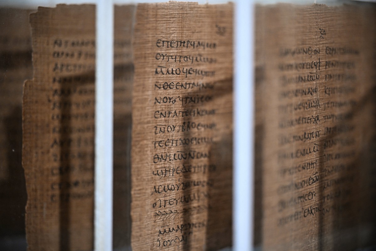 مكتوبة على ورق البردي... بيع مخطوطة من أقدم كتب العالم بحوالي 4 ملايين دولار بمزاد في لندن (صور)